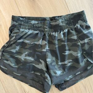 Athleta Racer Camo Short Size Small new without tags